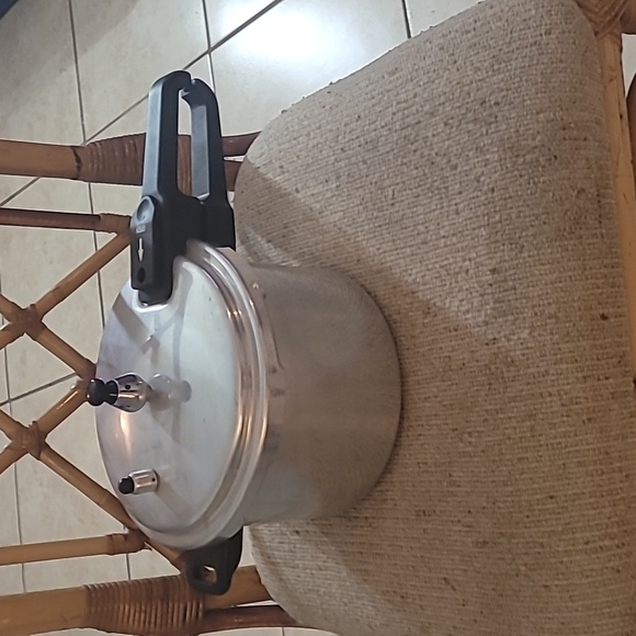 IMUSA Stovetop Aluminum Pressure Cooker - Picture 5 of 12